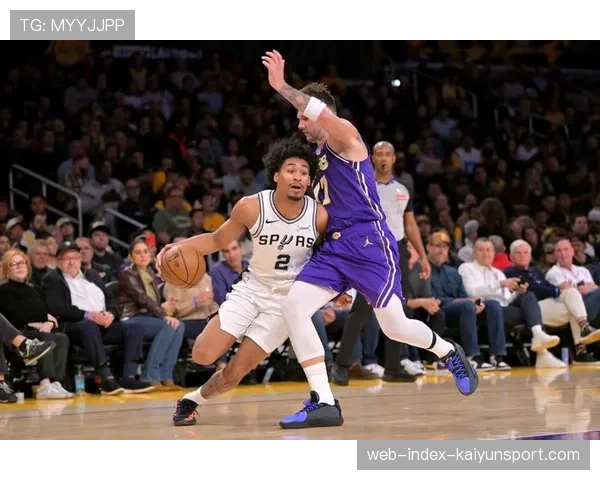 战术复盘：湖人凭借第四节的联防变阵，成功限制国王队福克斯的突破